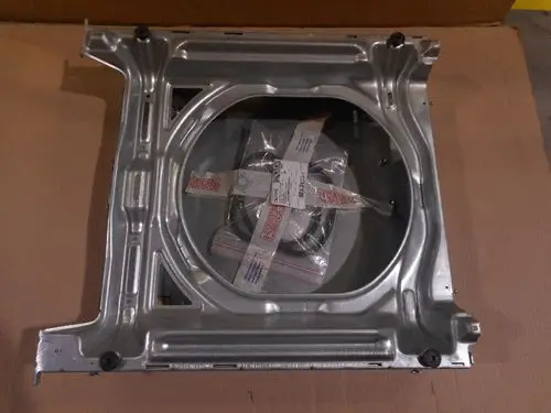 Sockel mit metallischer Oberfläche, passend für Remeha-Geräte, verpackt mit Dichtungsmaterial für Kondensat. Teil ist unbenutzt und in Originalverpackung.